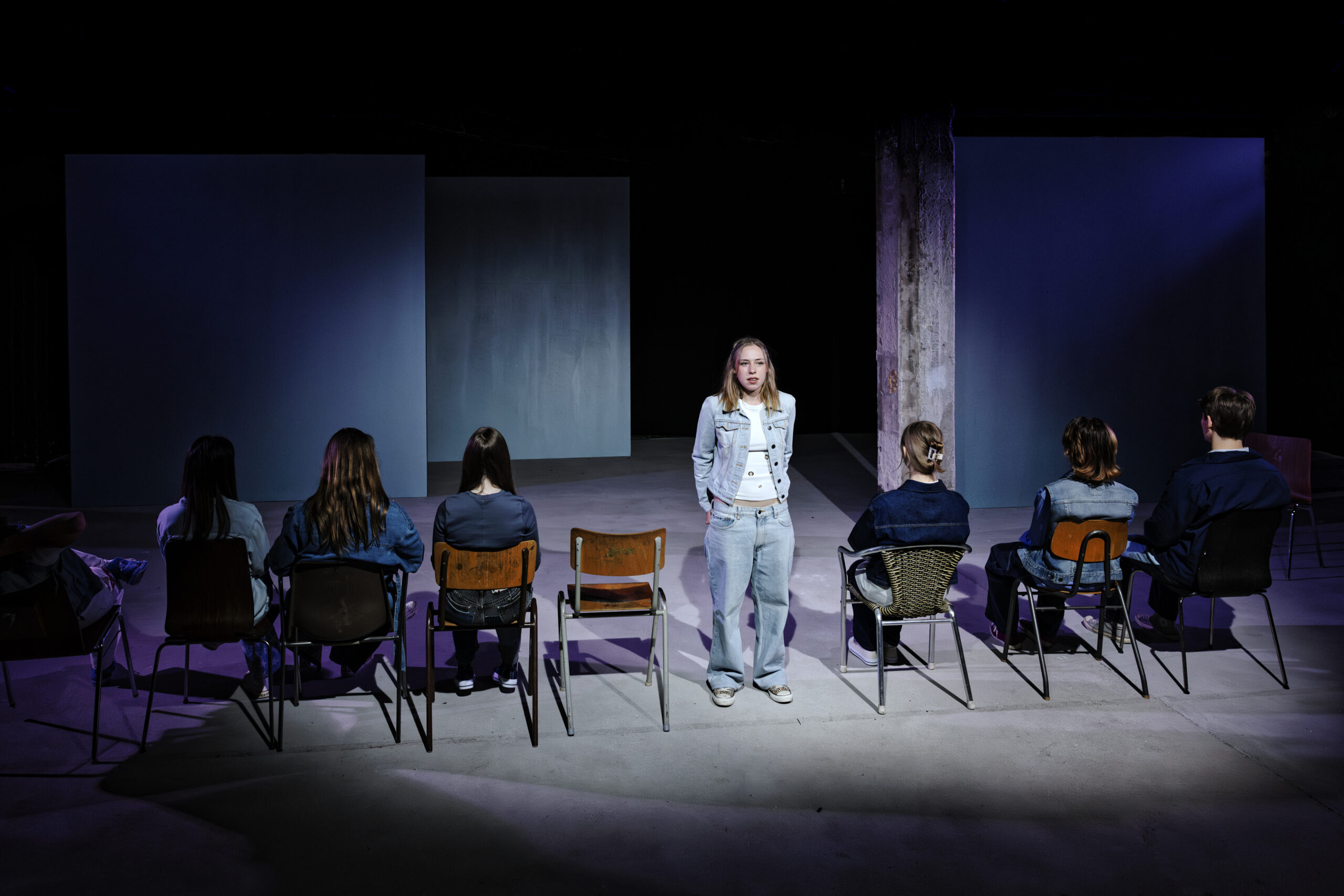 Schaubühne am Lehniner Platz, "stille", Ein theaterpädagogisches Projekt. Spielleitung: Mai-An Nguyen, Bühne: Ulla Willis, Kostüme: Roxanne Töpper, Dramaturgie: Martín Valdés-Stauber. Mit: Franca Baumann, Lapo Biasutti, Mate Böckenhauer, Saliha Durmaz, Lukas Jänicke, Lea Kutscha, Melina Petersen, Emilia Puchert Premiere am 16. Mai 2025