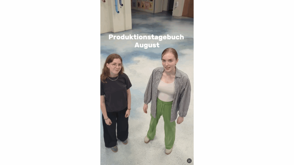 zwei weibliche gelesene Personen schauen von schräg oben in die Kamera
