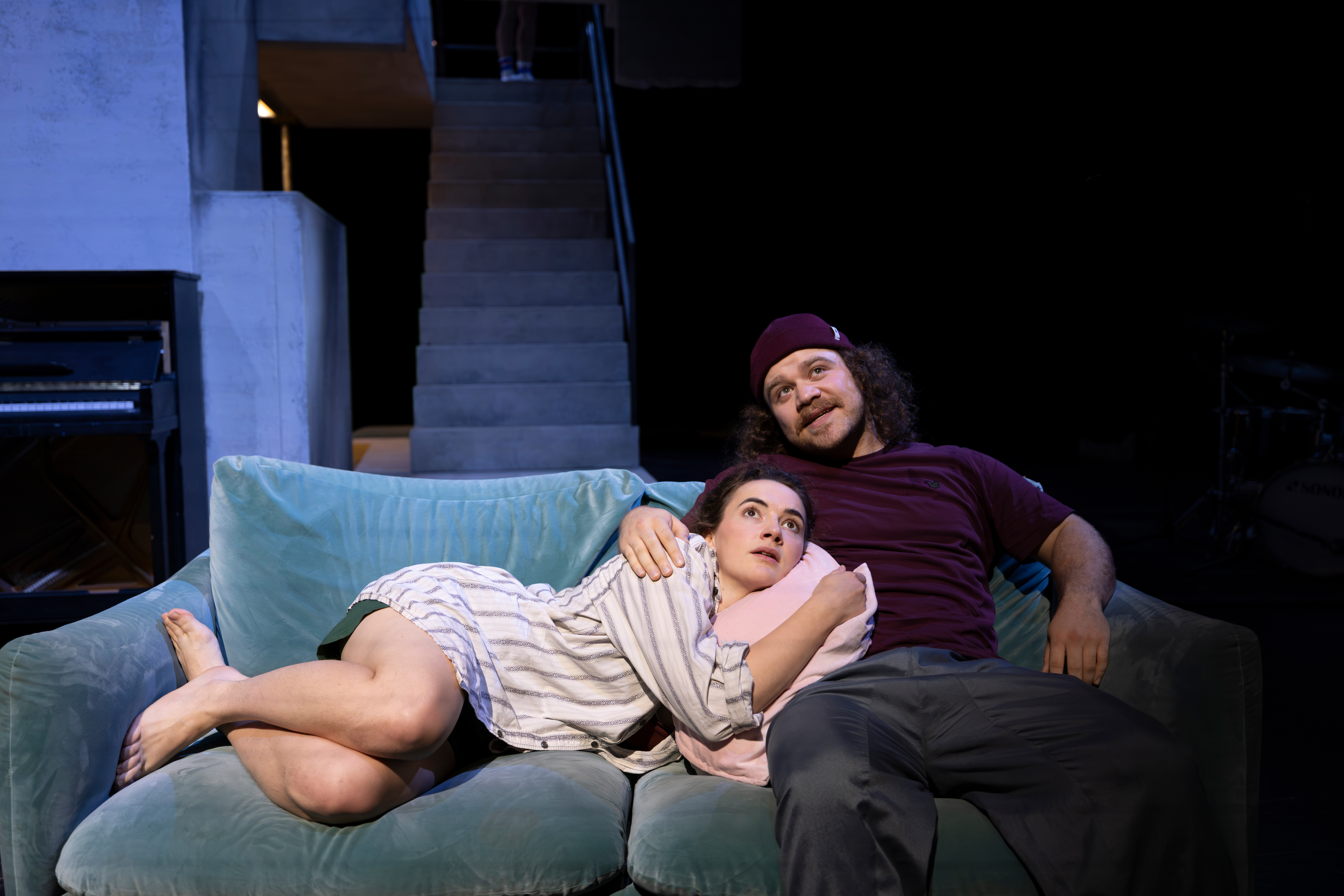 zwei Personen auf einer Couch