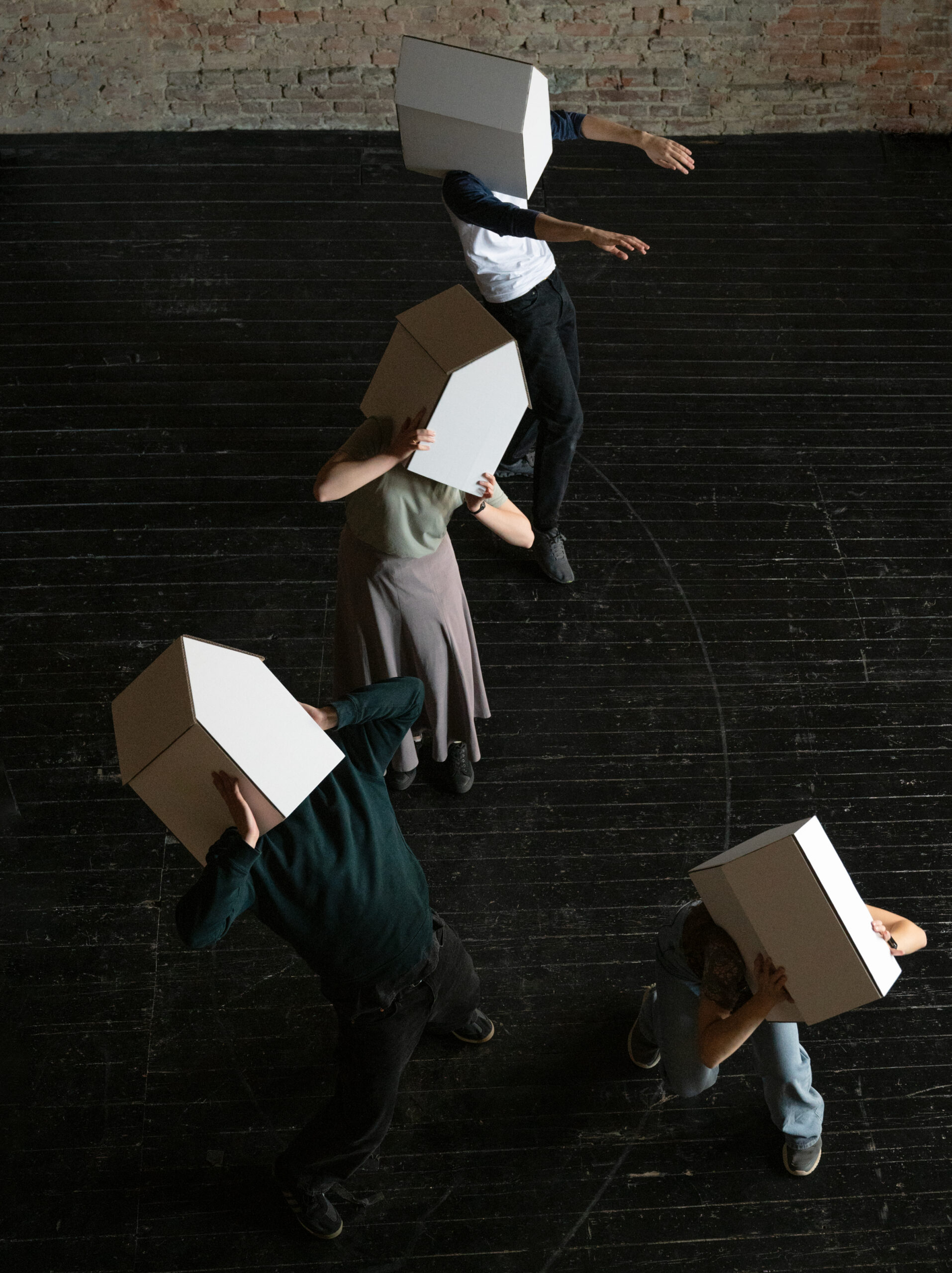 mehrere Menschen mit Kopfbedeckungen in Hausform