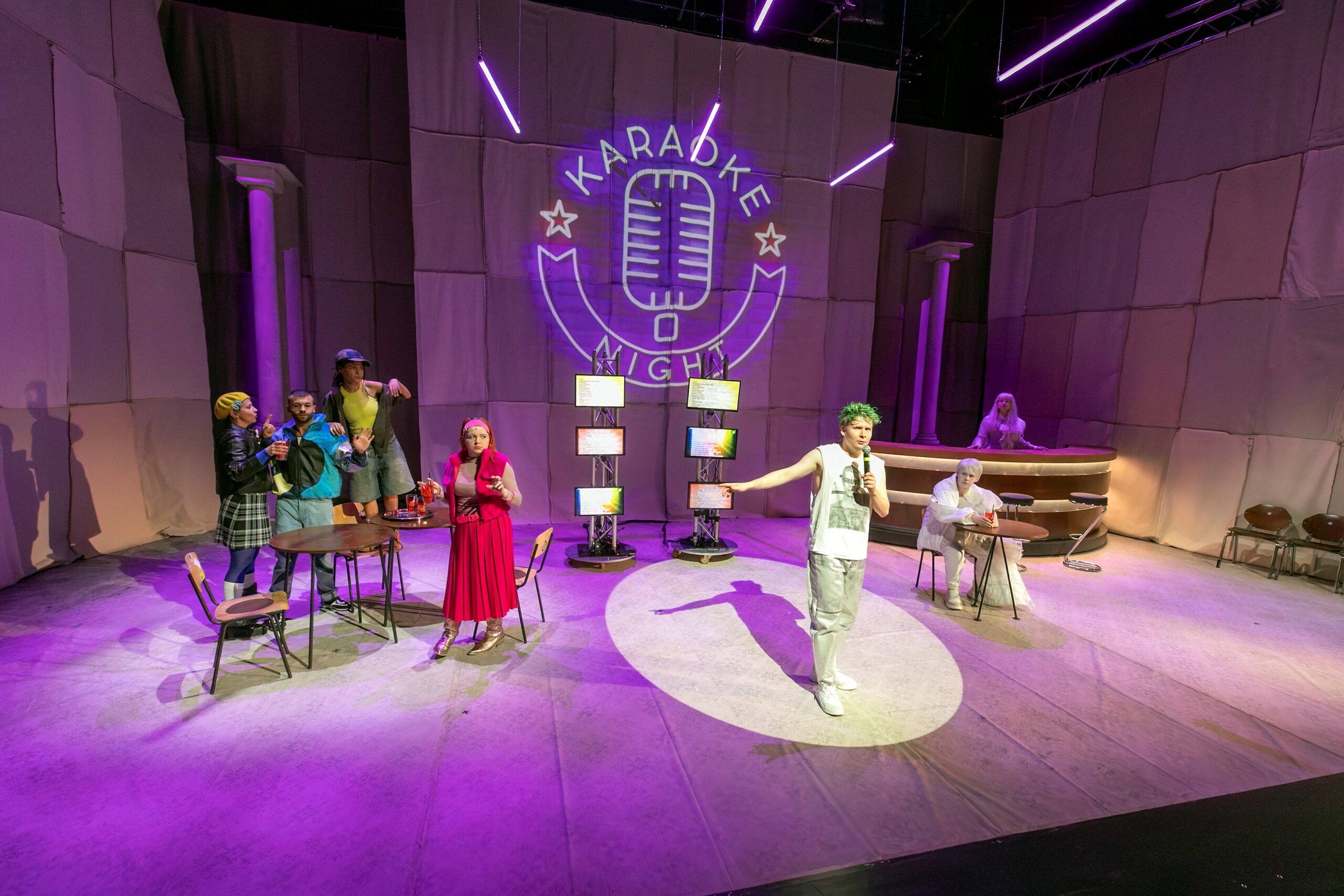 Eine Bühne mit der Aufschrift „Karaoke Party“