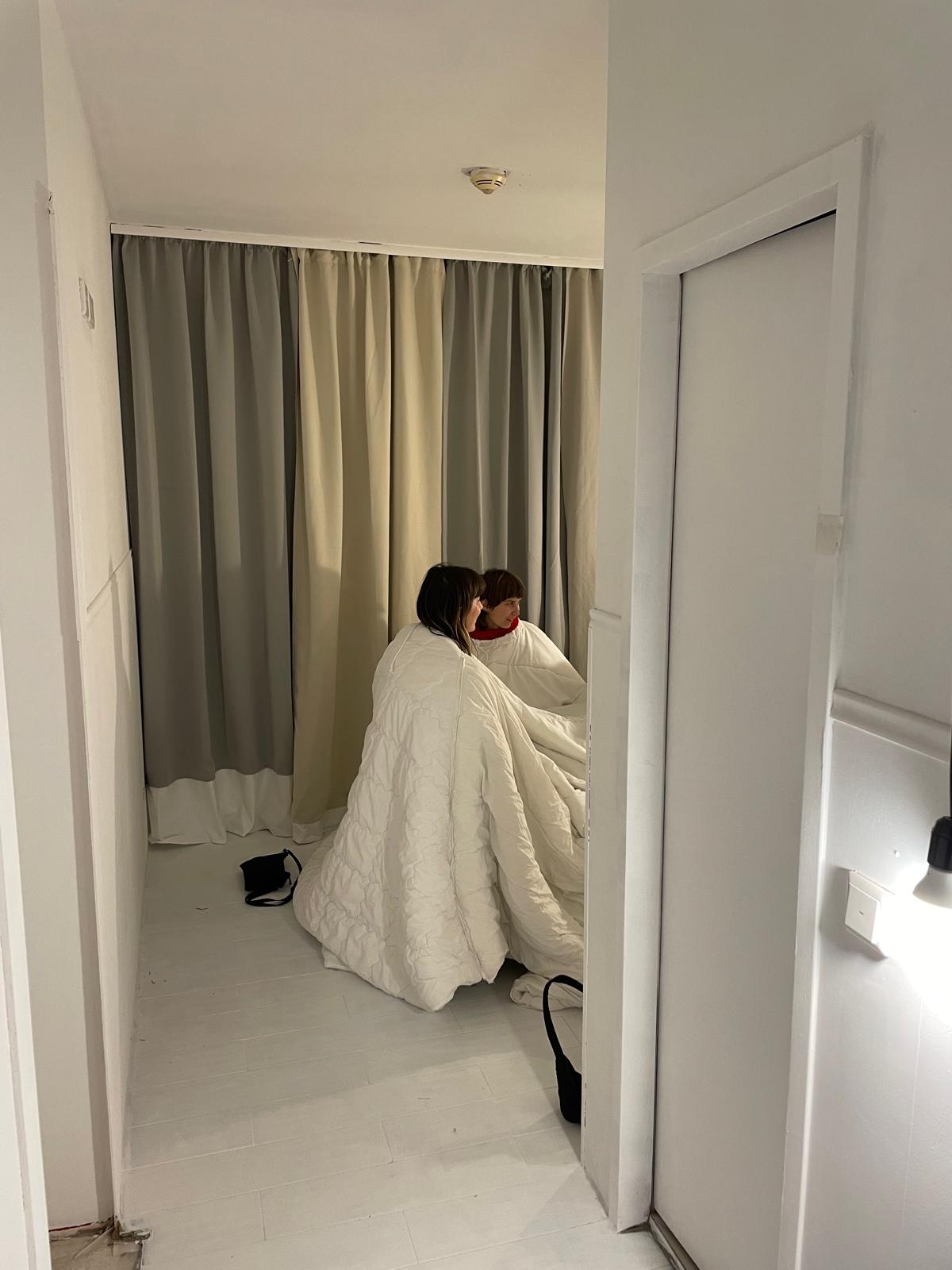 Ausstellung im Happy End Hotel, Kunstaktion von broke.today, Ausstellungsräume der working girls