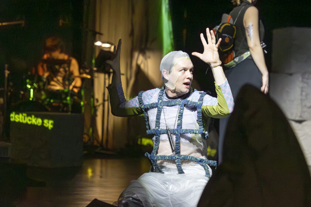 Sandro Hähnel; im Hintergrund: Daniel Ismaili, Annika Steinkamp in "Ghost me, if you can"am Theater im Revier