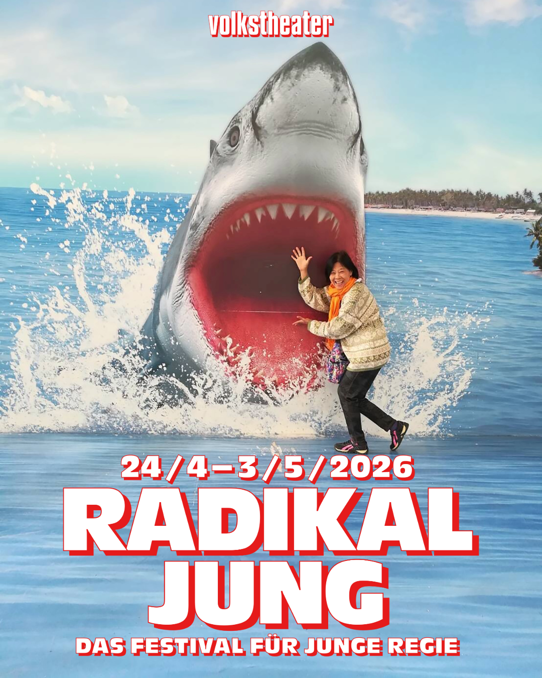 ein Hai auf einem Plakat, darunter eine ihn präsentierende Person, darunter der Schriftzug „24/4-3/5 RADIKAL JUNG Das Festival für junge Regie“, darüber der Schriftzug „volkstheater“